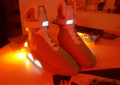 Zelfstrikkende schoenen uit de film Back to the Future tijdens het bedrijfsfeest