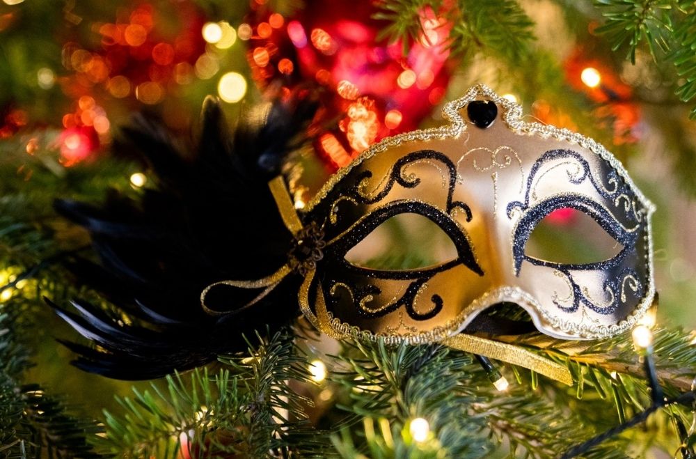 Een gemaskerd feest als bedrijfsfeest of personeelsfeest in kerstfeest