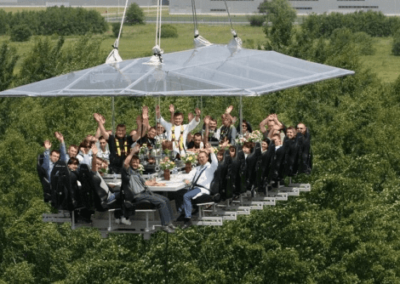 Dinner in the sky Nederland 24 augustus 2022 in Wassenaar foto van een groep mensen aan tafel op 65 meter hoogte