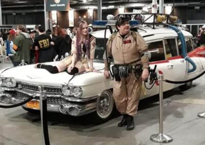 Ghostbusters auto met acteurs voor een photobooth trijdens een beurs of themafeest