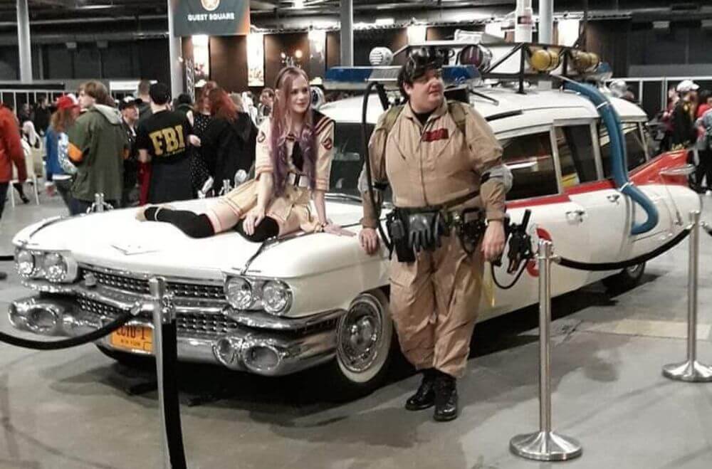 Ghostbusters auto met acteurs voor een photobooth trijdens een beurs of themafeest