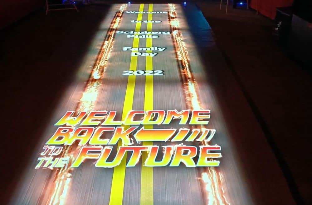 Holografische vloerprojectie met het vlammenspoor uit Back to the Future
