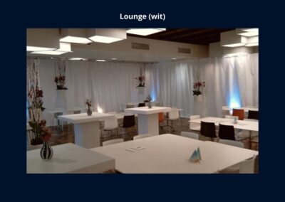 Back to the Future decoratie - Een stijlvolle witte lounge. Witte gordijnen flankeren de strak witte sta tafels en zit tafels