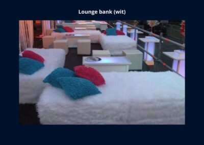 Back to the Future decoratie - Lounge banken in witte kleur. Je gasten moeten natuurlijk ook kunnen relaxen in al dat feestgedruis