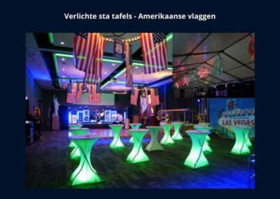 Back to the Future decoratie - Verlichte sta tafels en Amerikaanse vlaggen voor een Back to the Future thema evenement