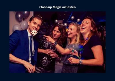 Close up magic artiesten als rondlopende acts of entertainment voor een gemaskerd bal Venetiaans feest of Bal Masqué