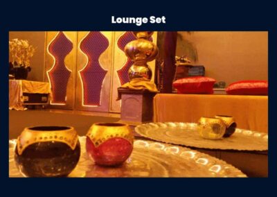 Sfeervolle lounge set met gouden schalen en kopjes voor kaarsjes etc