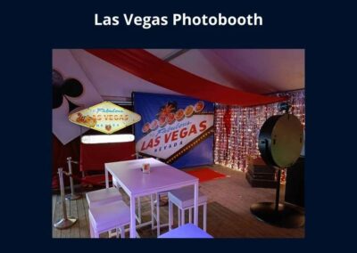 Thema decoratie Las Vegas of Casino - Las Vegas Photobooth. Een compleet ingerichte sectie met achterwand, rode loper en een magische fotospiegel