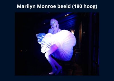 Thema decoratie Las Vegas of Casino - Marilyn Monroe standbeeld met sokkel en verlichting. Een prachtige blikvanger