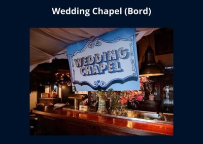 Thema decoratie Las Vegas of Casino - bord met tekst Wedding Chapel. Leuk accent tijdens jouw huwelijksfeest