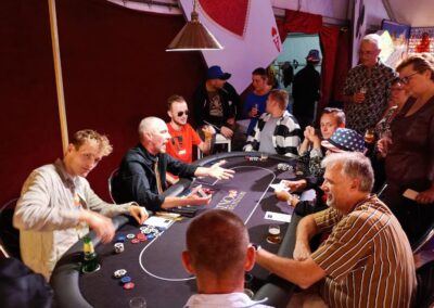 Poker Texas hold 'em - Een van de aanwezige Las Vegas casinotafels tijdens het bedrijfsfeest