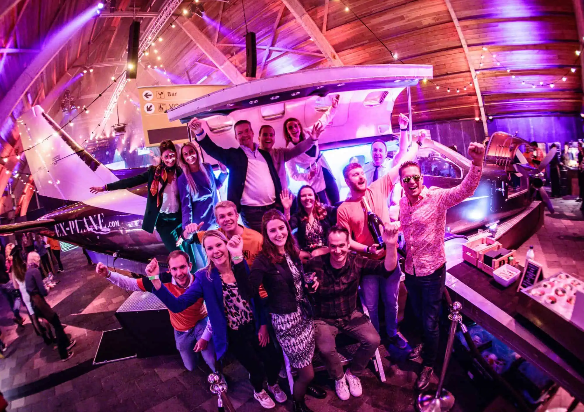 Bedrijfsfeest thema reizen Utrecht met de EX-Plane als unieke locatie en decoratie voor een volledig verzorgd personeelsfeest door 24-7 Events.