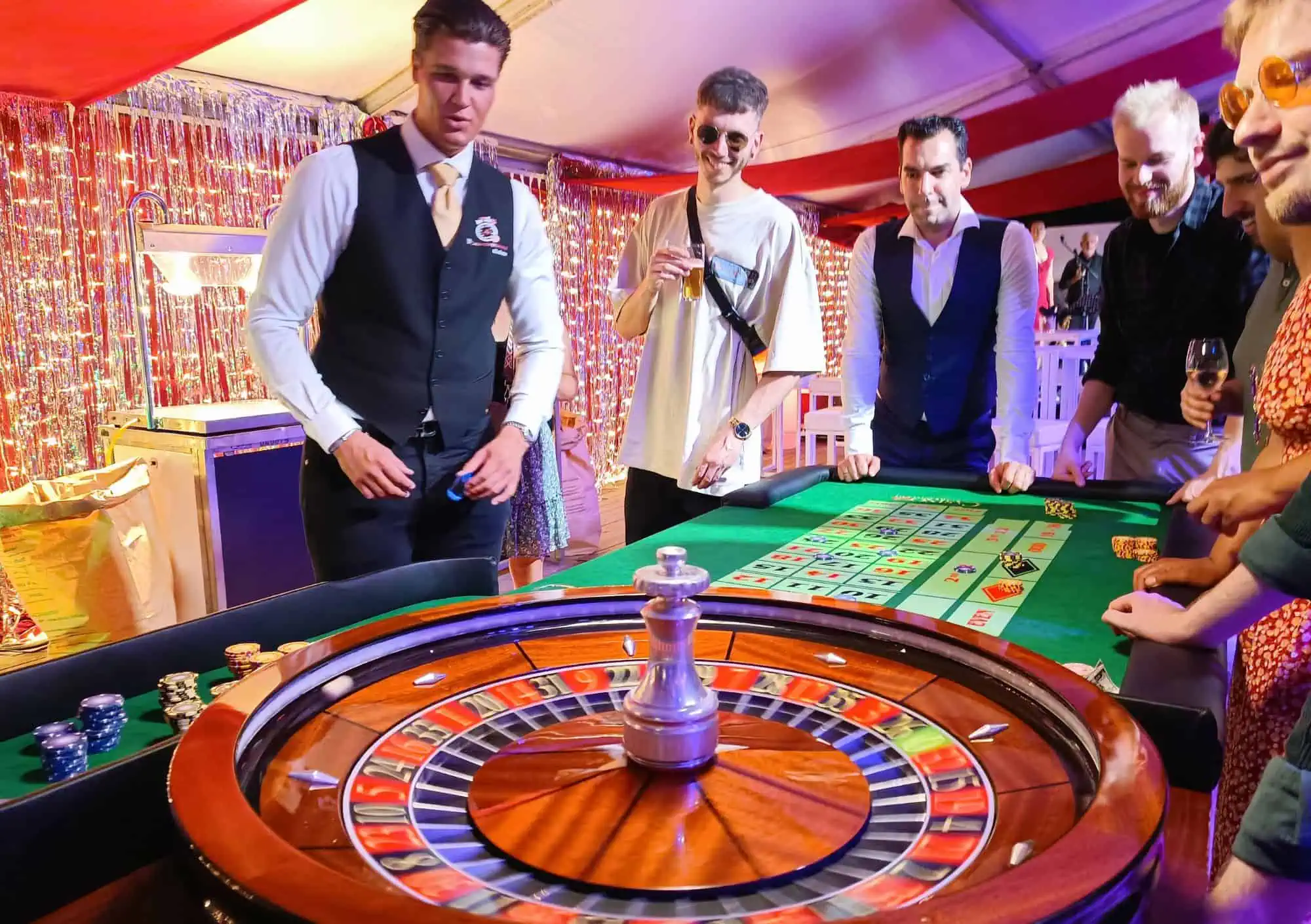 Zakelijk casino themafeest organiseren Utrecht met professionele speeltafels, magic shows en Sin City decoratie door 24-7 Events.