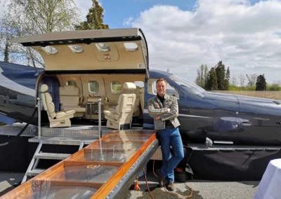 Professionele eventmanager van 24-7 Events bij het geplaatste vliegtuig op locatie