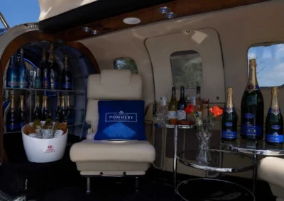 Luxe VIP lounge interieur van een zakenvliegtuig met champagne en lederen stoelen
