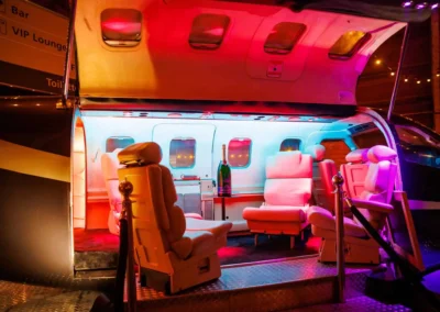 Interieur van de EX-Plane met wit lederen stoelen en blauwe sfeer LED-verlichting