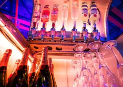 Ingebouwde cocktailbar in de cockpit van het EX-Plane zakenvliegtuig
