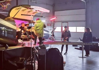 Filmcrew maakt opnames bij het vliegtuig voor een videoproductie of muziekvideo