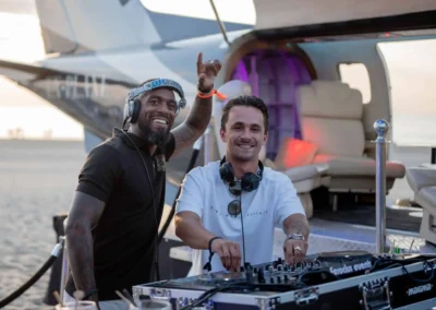 DJ draait muziek vanaf een professionele booth op de vleugel van het vliegtuig