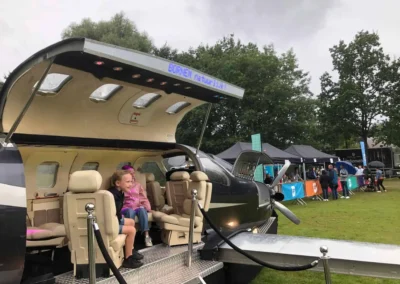 Totaaloverzicht van de EX-Plane opgesteld op een grasveld voor een buitenevenement