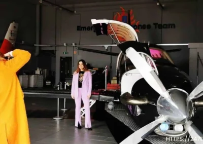 Het EX-Plane vliegtuig als professioneel decorstuk tijdens een mode fotoshoot