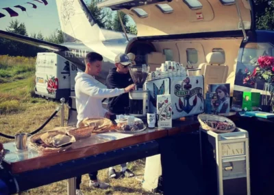 Barista bereidt koffie op een bar die is gemonteerd op de vleugel van het vliegtuig