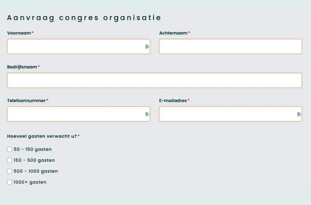 Screenshot van een online bezoekersregistratie formulier met invoervelden voor Voornaam, Achternaam, Bedrijfsnaam, Telefoonnummer, E-mailadres en keuzerondjes voor verwachte gasten aantallen, voorzien van oranje accentranden.